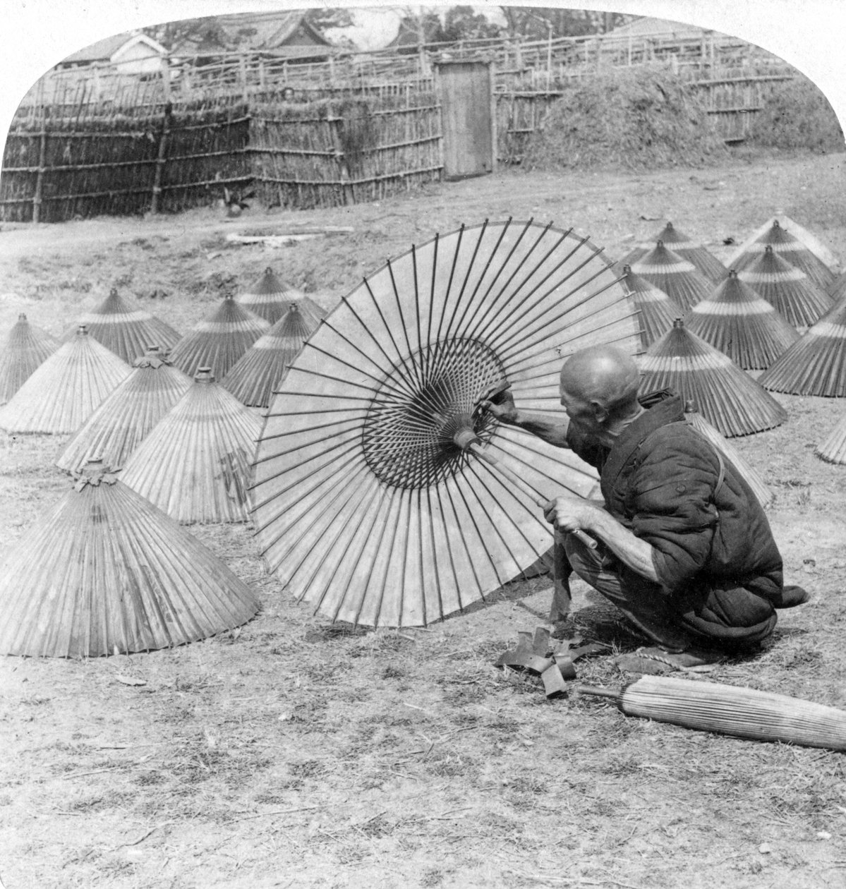 صانع مظلة ياباني ، كوبي ، اليابان ، 1896. بواسطة أندروود أند أندروود