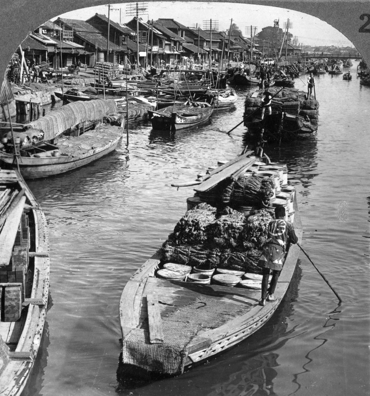 قناة شحن مزدحمة في طوكيو ، اليابان ، 1904. بواسطة أندروود أند أندروود