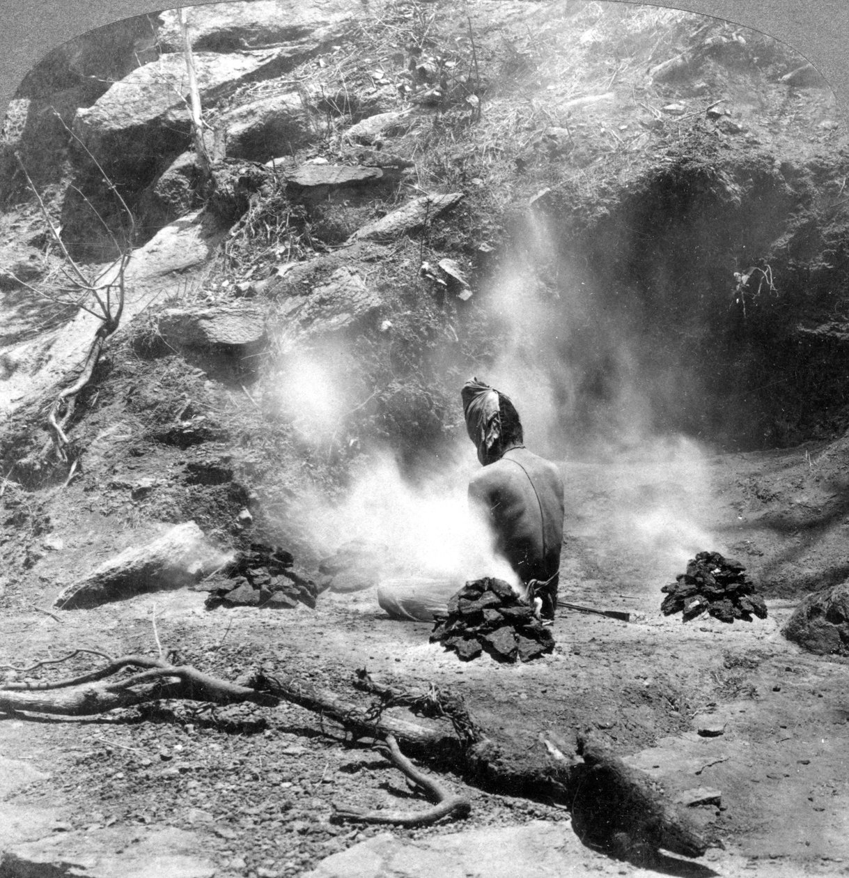 نساك يقوم بعمل التكفير عن الذنب في بحيرة جيم ، جبل أبو ، الهند ، 1903. بواسطة أندروود أند أندروود