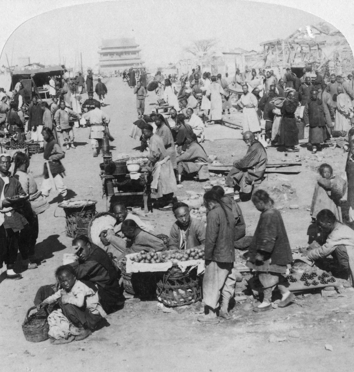 سوق في مدينة تارتار الشمالية ، يتطلع نحو برج دروم ، بكين بكين ، الصين ، 1901 بواسطة أندروود أند أندروود