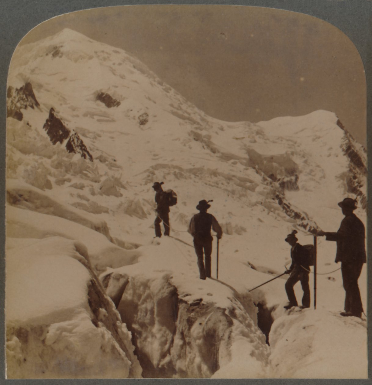 صعود جبل بلانك - عبور Bossons Glacier - Grands Mulets في المسافة ، جبال الألب ، 1901. بواسطة أندروود أند أندروود
