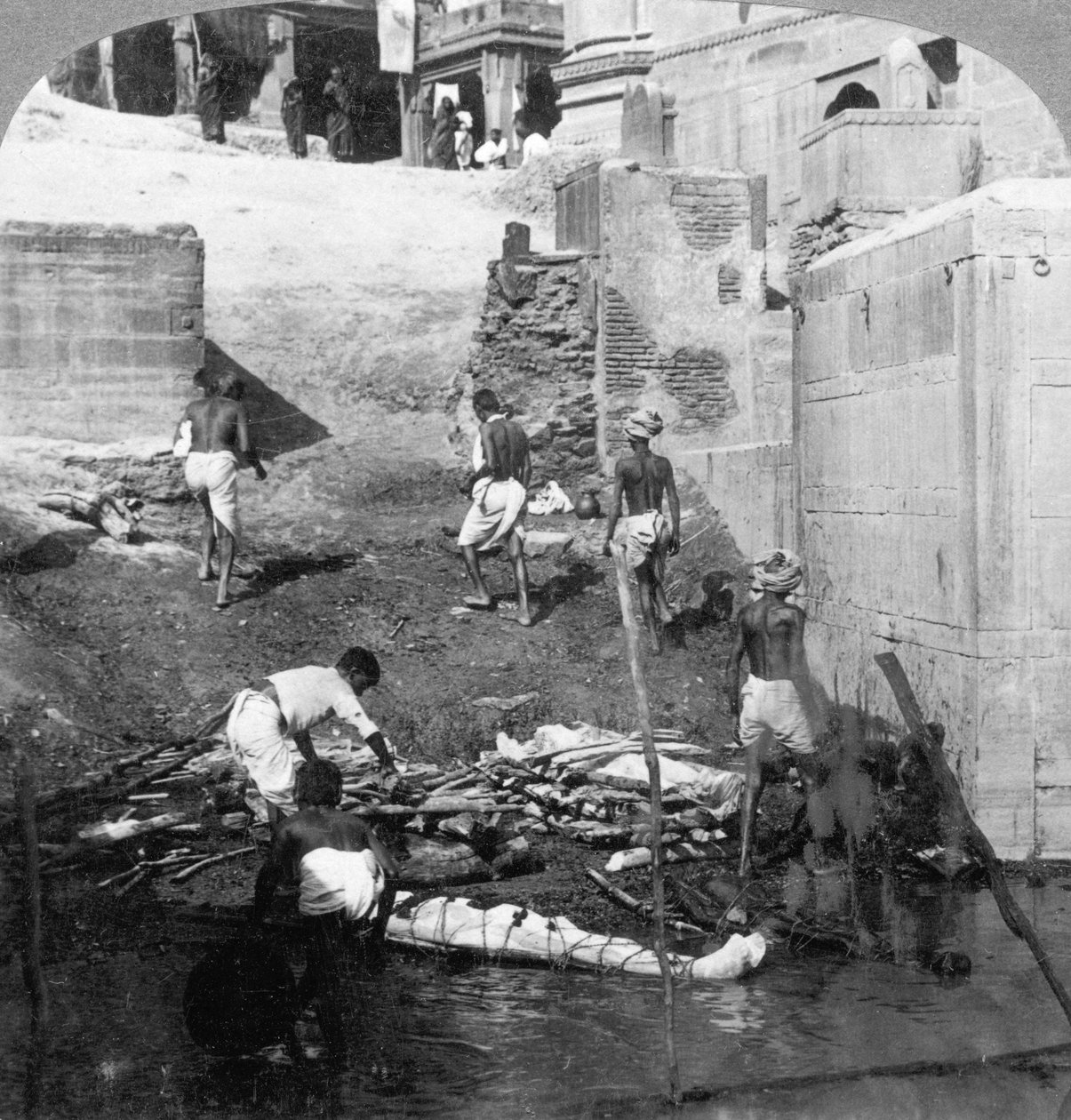 الاستحمام وحرق الموتى الهندوس ، بيناريس فاراناسي ، الهند 1903. بواسطة أندروود أند أندروود