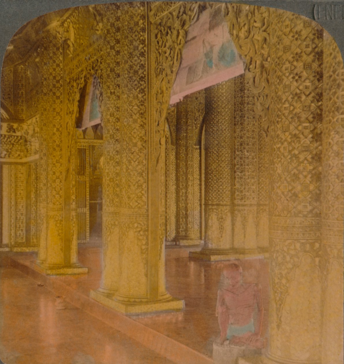 معبد بوذي داخلي مع زخارف باهظة الثمن من الذهب والألوان ، مولمين ، بورما ، 1907. الفنانون: إلمر أندروود ، بيرت إلياس أندروود. بواسطة أندروود أند أندروود