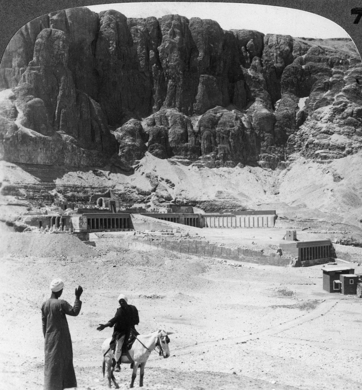 دفن على مر العصور - تراسات ذات أعمدة لمعبد دير البحري ، طيبة ، مصر ، 1905. بواسطة أندروود أند أندروود