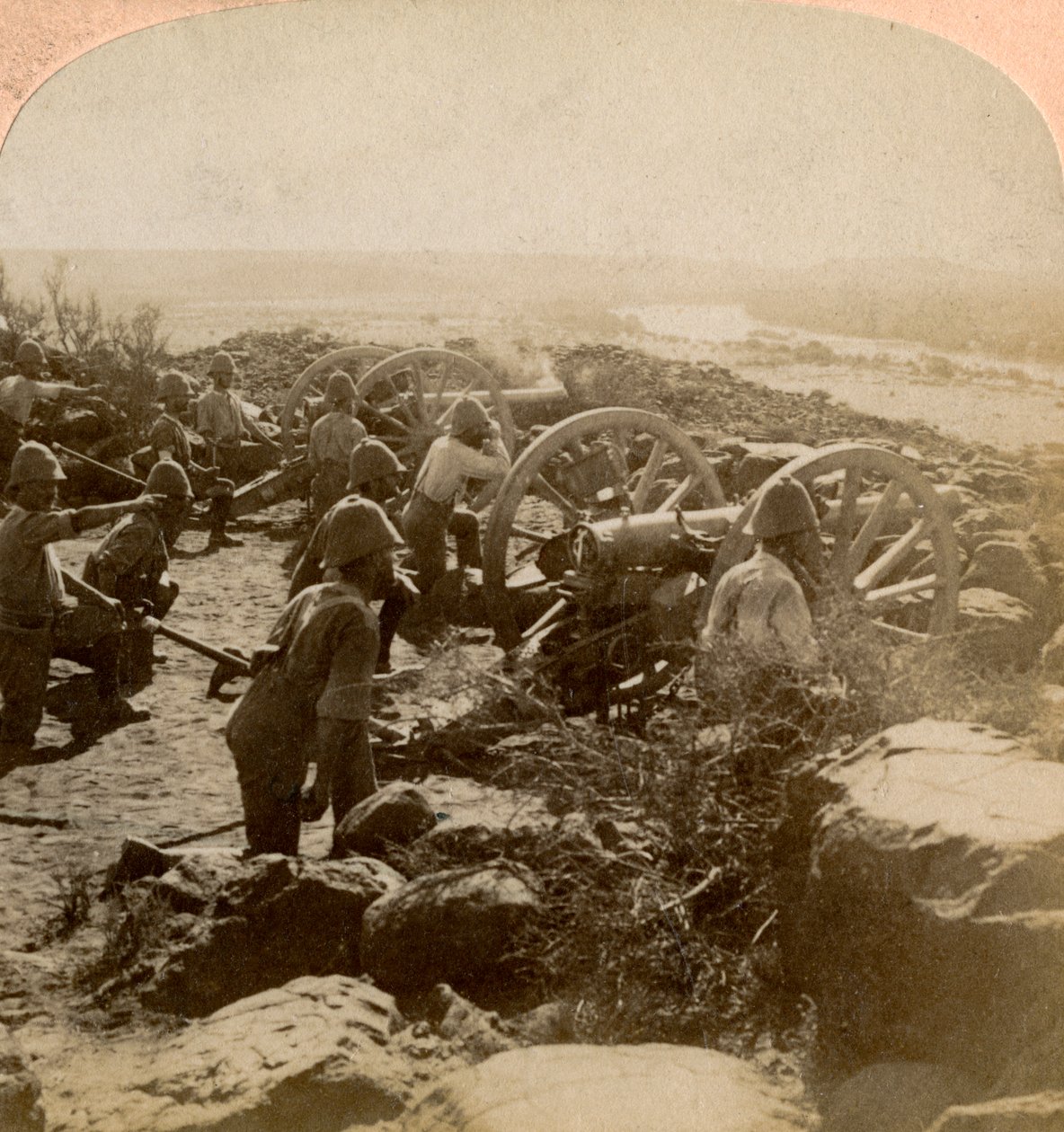 مدفعية كيب جاريسون تجعلها ساخنة للبوير عبر نهر مودر ، جنوب أفريقيا ، 1900 بواسطة أندروود أند أندروود