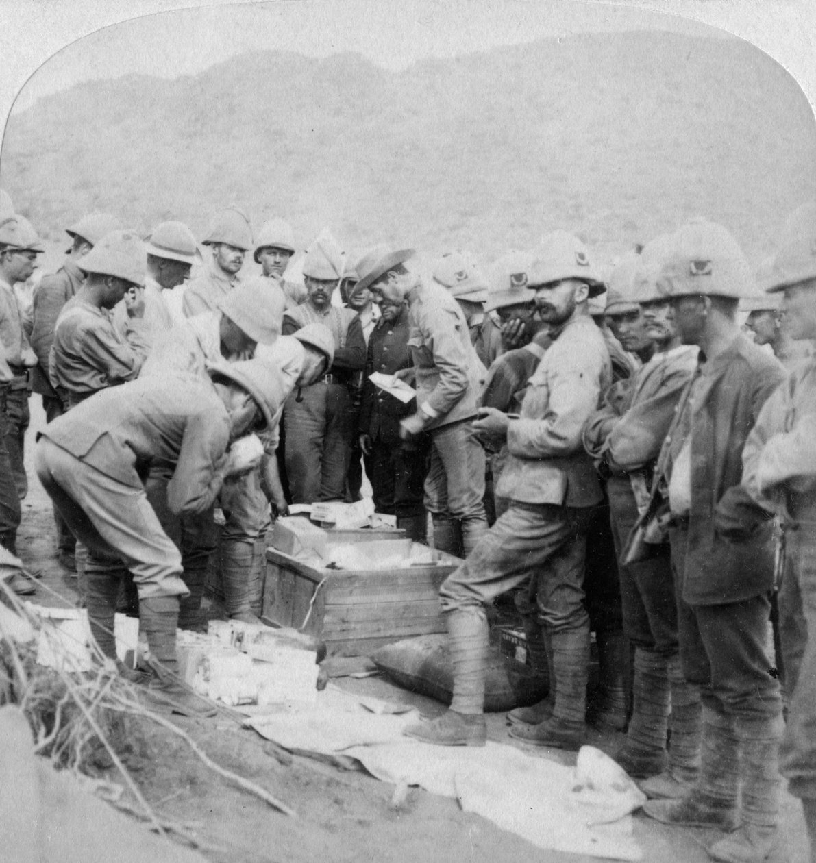 هدايا عيد الميلاد من المنزل ، إلى القوات مع Methuen في نهر Modder ، جنوب أفريقيا ، 1900. بواسطة أندروود أند أندروود