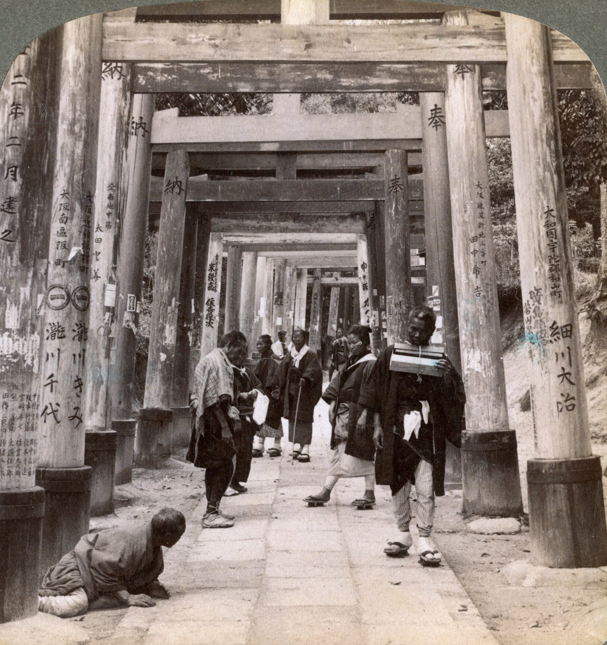 تأتي وتذهب تحت صفوف طويلة من torii المقدس ، معبد شنتو Inari ، كيوتو ، اليابان ، 1904 بواسطة أندروود أند أندروود