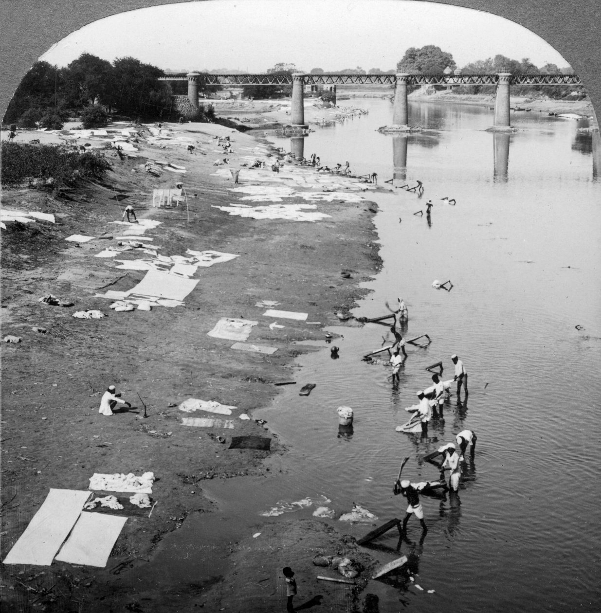 Dbobies يغسل الملابس في نهر Goomti ، بالقرب من لكناو ، الهند ، 1900s. بواسطة أندروود أند أندروود