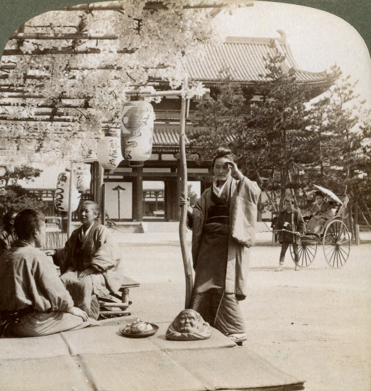 تدلي مجموعات من الوستارية على شرفة منزل شاي ، كيوتو ، اليابان ، 1904 بواسطة أندروود أند أندروود