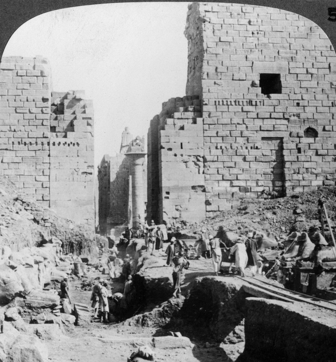 حفر طريق لمعبد الكرنك ، طيبة ، مصر 1905. بواسطة أندروود أند أندروود