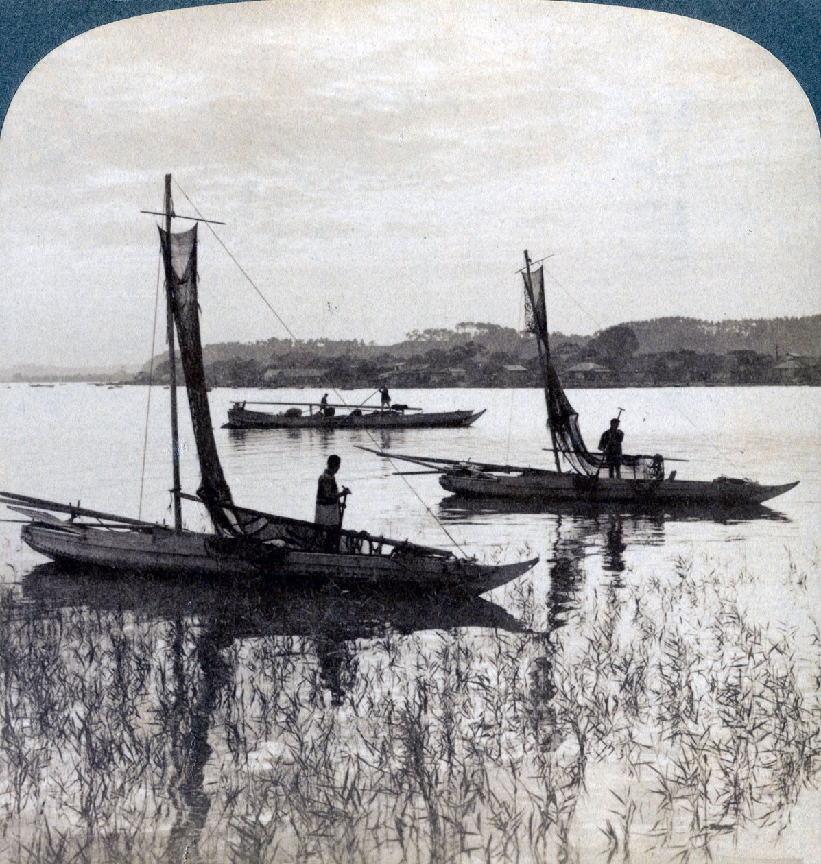 قوارب الصيد تعود إلى المنزل عند غروب الشمس ، بالقرب من يوكوهاما ، اليابان ، 1904. بواسطة أندروود أند أندروود