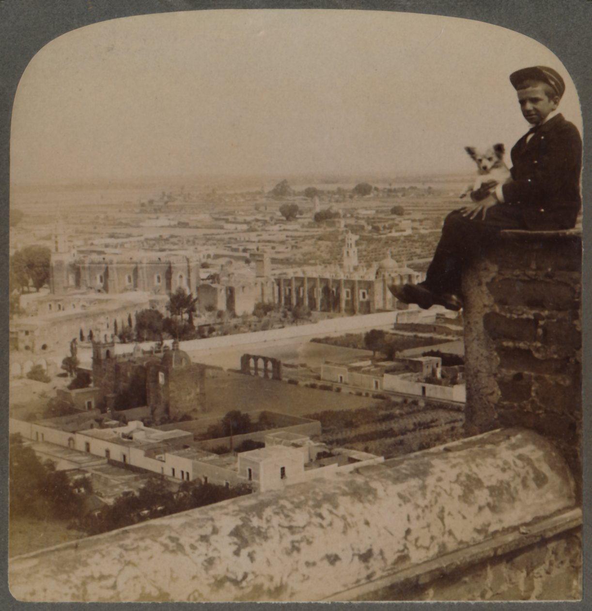 من كاتدرائية سان فرانسيسكو ، على أكبر هرم أزتيك ، تطل على تشولولا ، المكسيك ، 1901. بواسطة أندروود أند أندروود