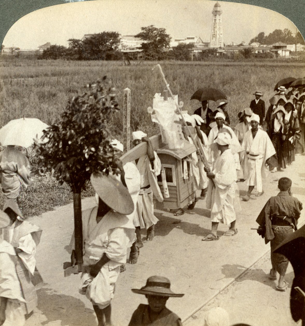 موكب جنازة بوذي غني ، على طريق ساكاي ، يتطلع نحو أوساكا ، اليابان ، 1904. بواسطة أندروود أند أندروود