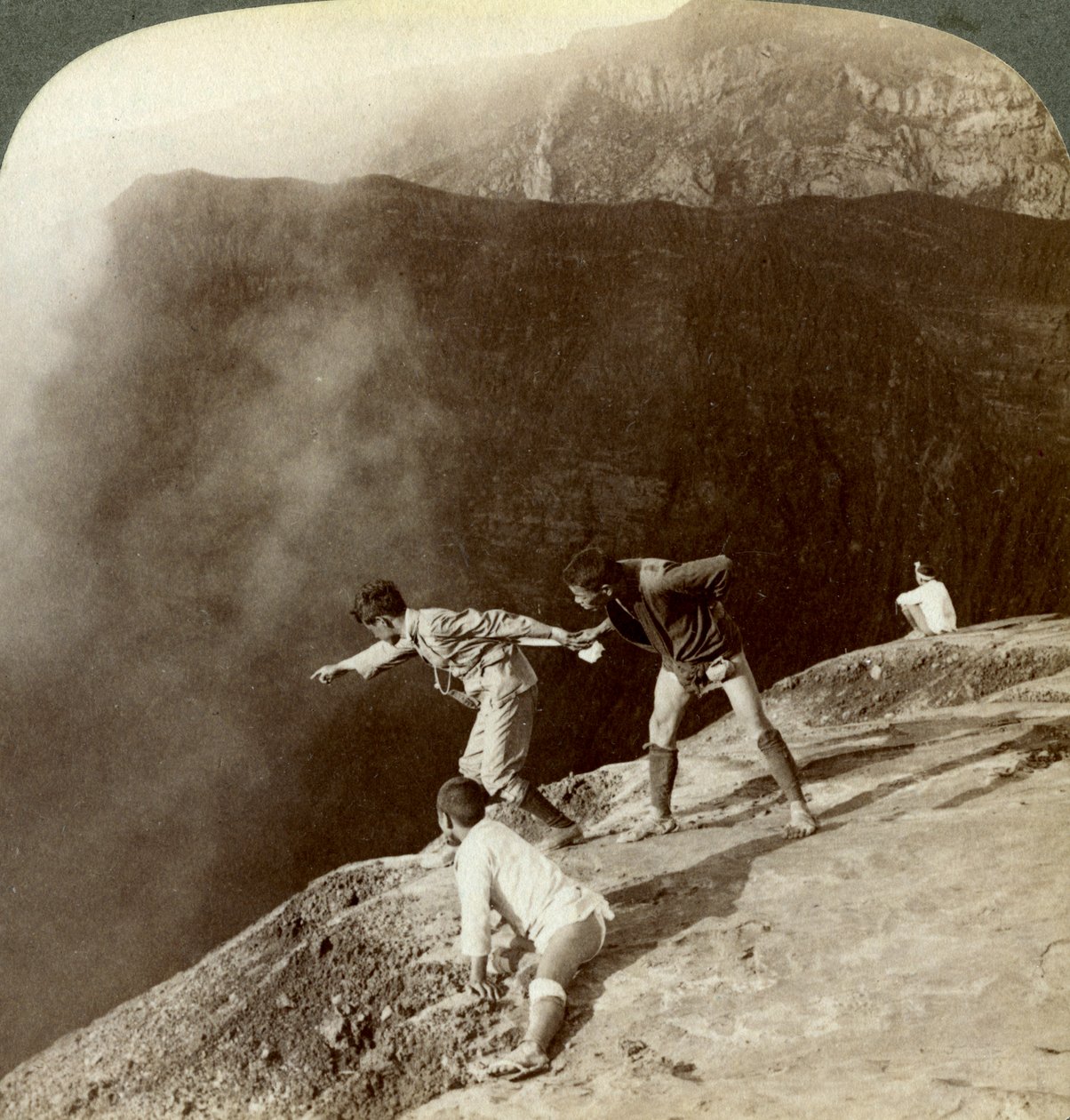 الدخول عبر أبخرة كبريتية إلى أعماق الحفر ، أسو سان ، اليابان ، 1904 بواسطة أندروود أند أندروود