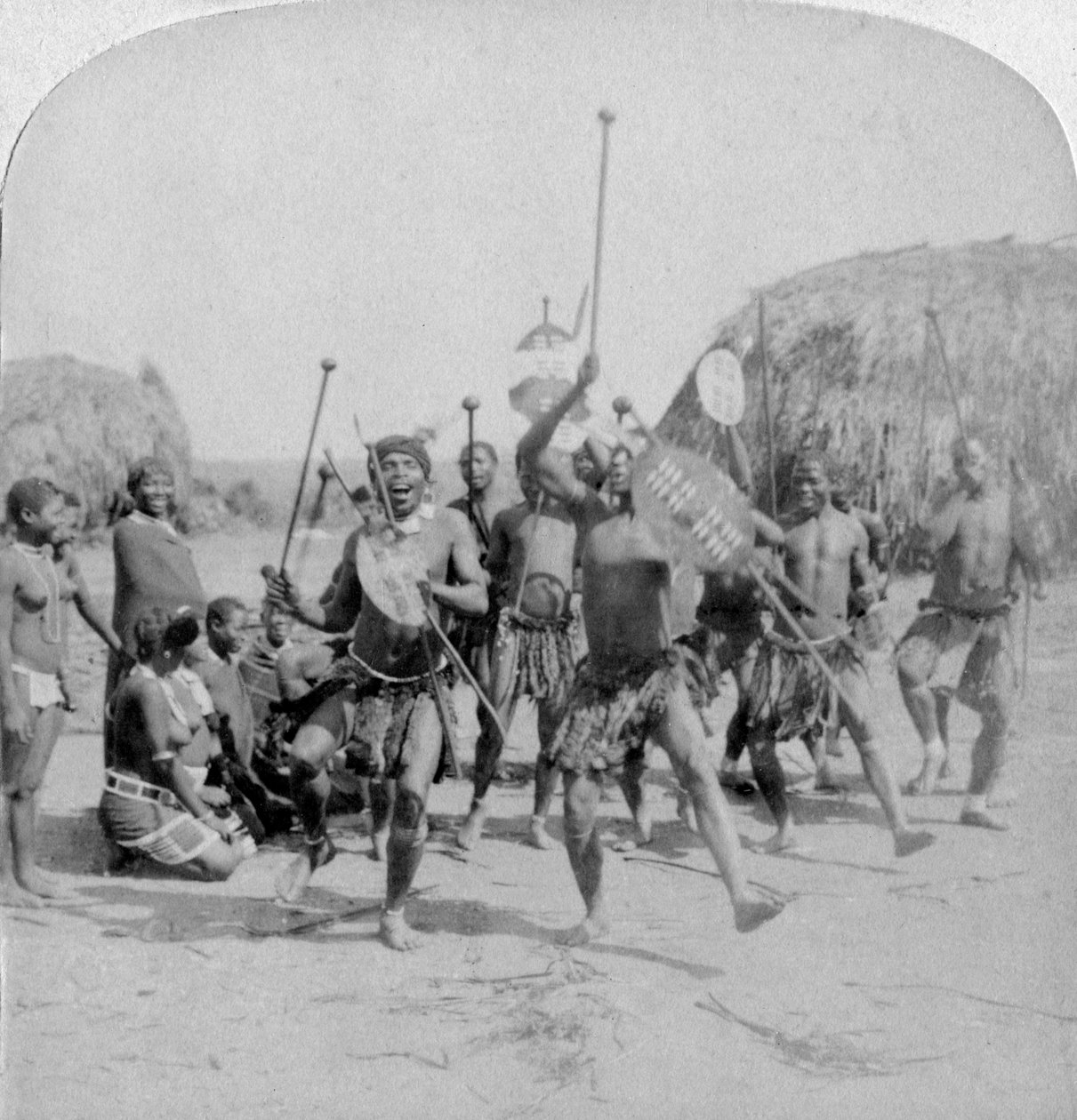 الرياضة البطولية من Kraal ، رقصة حرب الزولو ، Zululand ، جنوب أفريقيا ، 1901 بواسطة أندروود أند أندروود