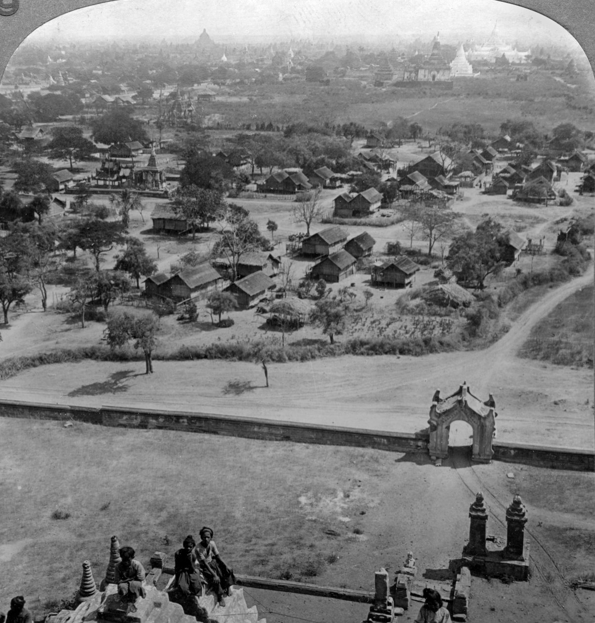 منازل الناس ، من سطح معبد Guadapalin Pagoda القديم ، باغان ، بورما ، c1900s بواسطة أندروود أند أندروود