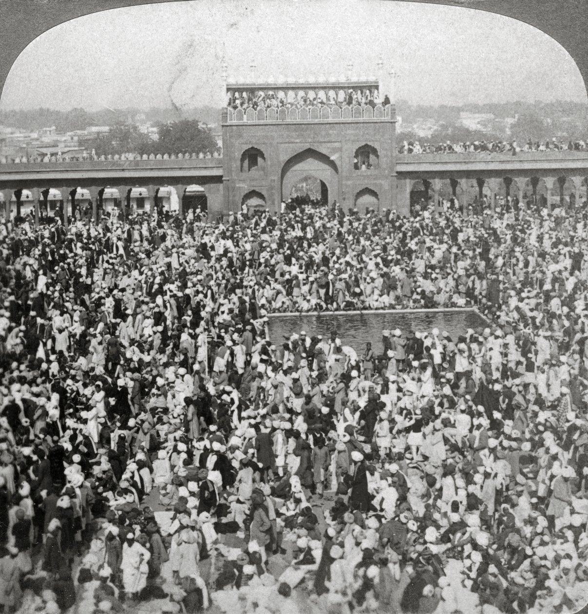 في بلاط مسجد جمعة ، دلهي ، الهند ، 1903. بواسطة أندروود أند أندروود