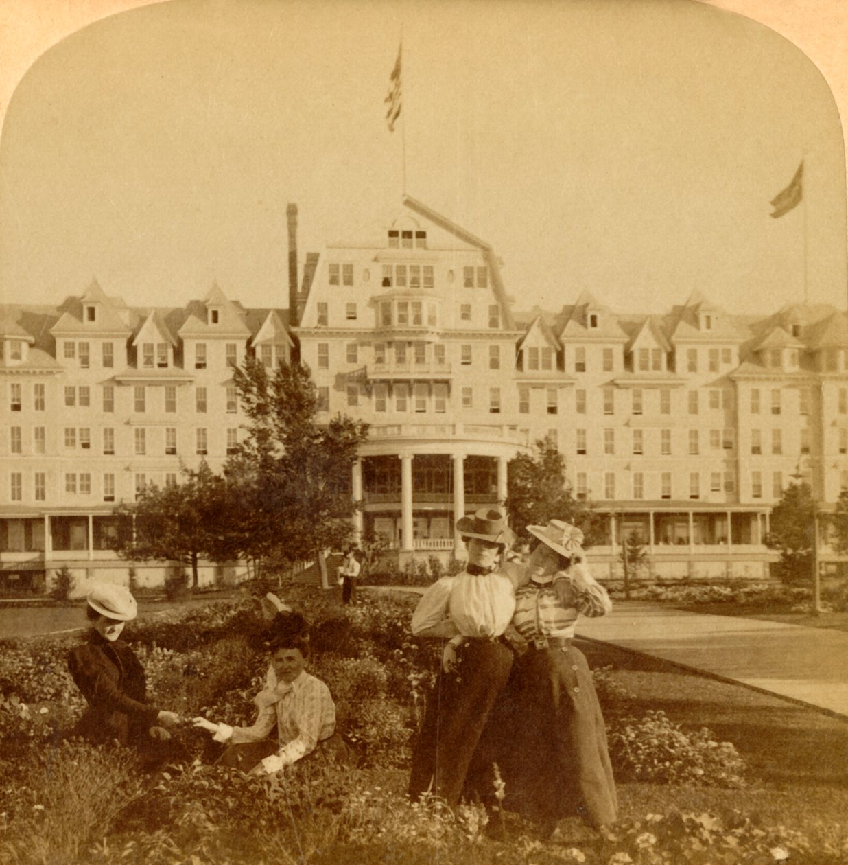 في الأراضي الجميلة لفندق Frontenac ، Round Island ، Thousand Islands ، 1900. بواسطة أندروود أند أندروود