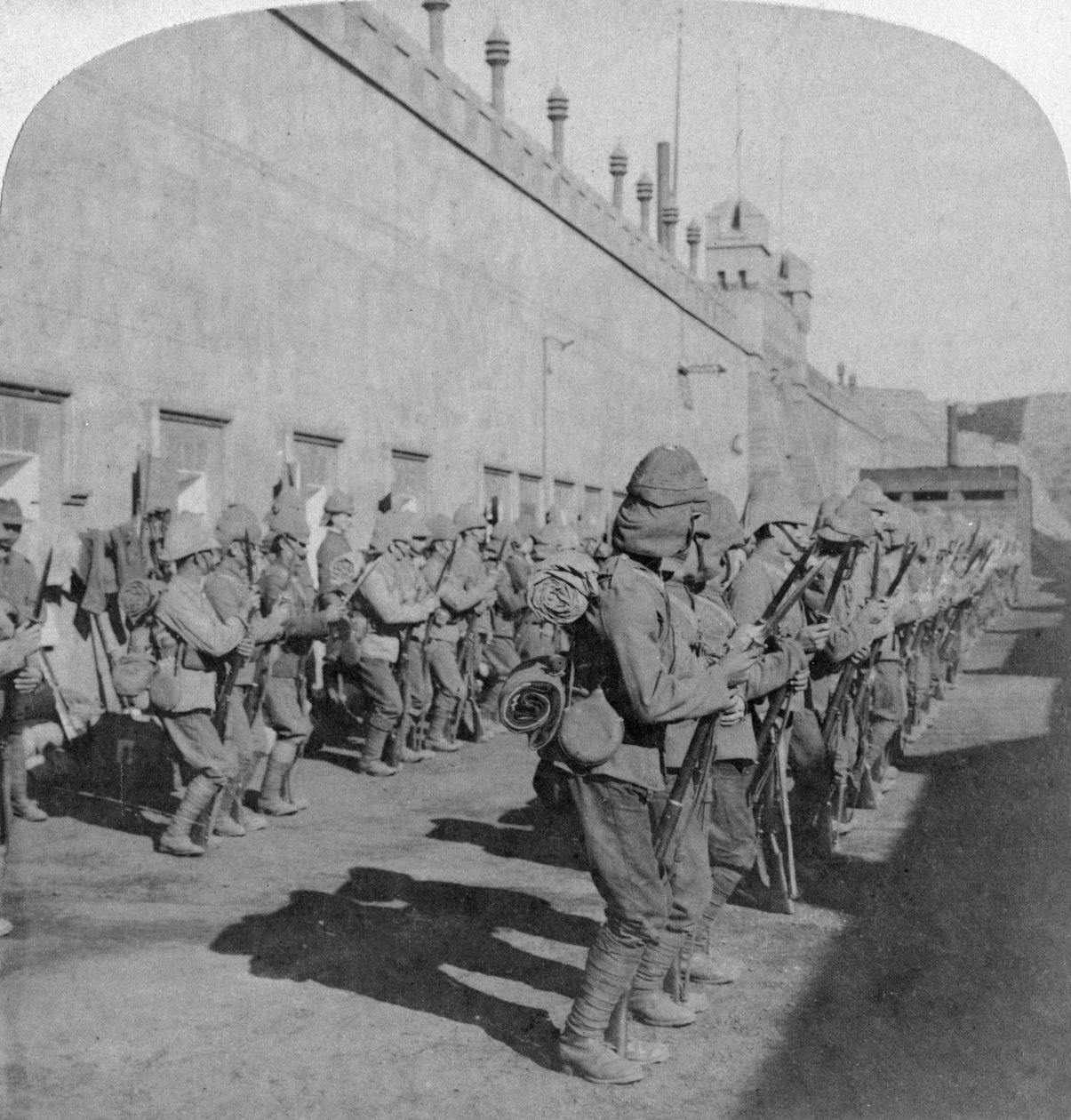 فحص فوج شيشاير في الحصن في جوهانسبرغ ، حرب بوير ، جنوب أفريقيا ، 1901 بواسطة أندروود أند أندروود