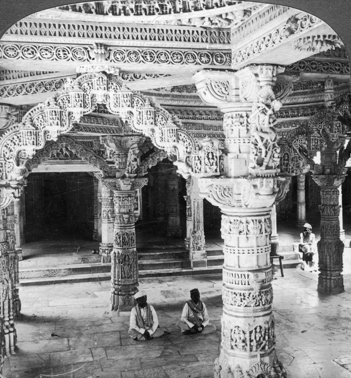 داخل معبد فيمالا ساه ، جبل أبو ، الهند ، 1903. بواسطة أندروود أند أندروود