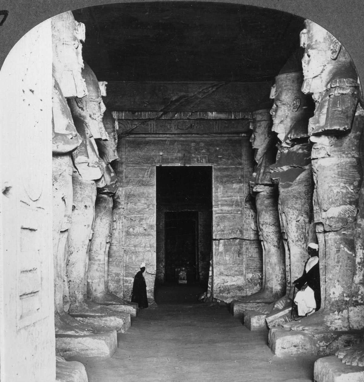 منظر داخلي لمعبد أبو سمبل المحفور في الصخر ، مصر ، 1905. بواسطة أندروود أند أندروود