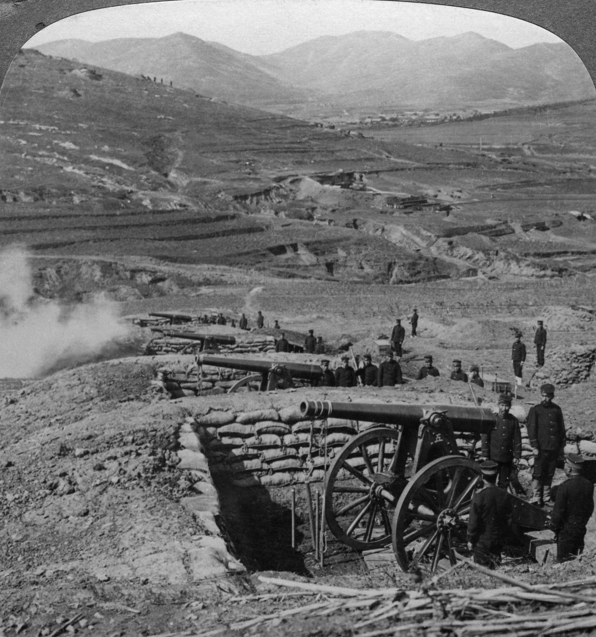 إطلاق بطاريات يابانية على الحصون الروسية ، حصار بورت آرثر ، الحرب الروسية اليابانية ، 1904-1905. بواسطة أندروود أند أندروود