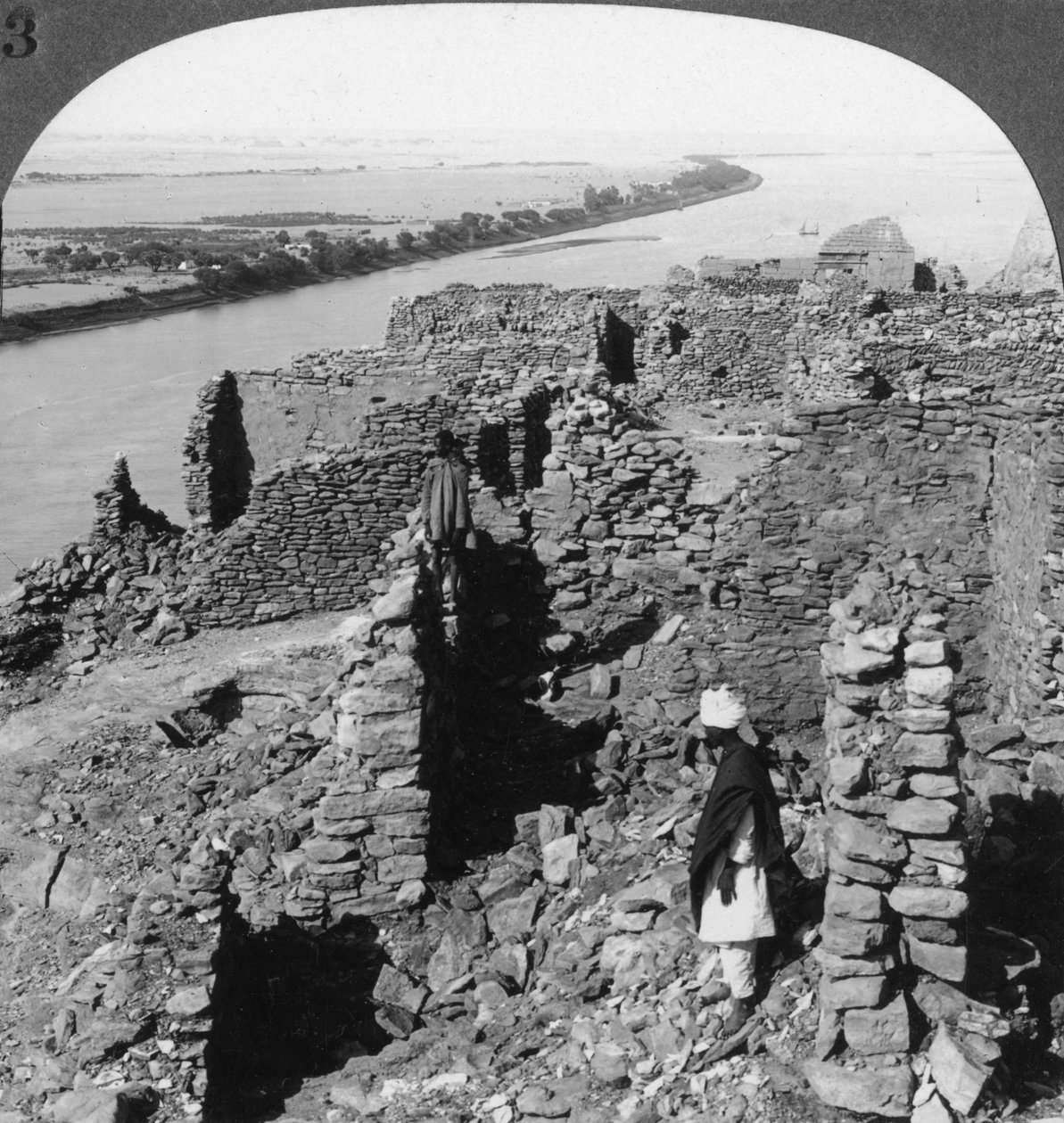 قصر قصر إبريم وإطلالة على النيل في النوبة ، مصر ، 1905. بواسطة أندروود أند أندروود