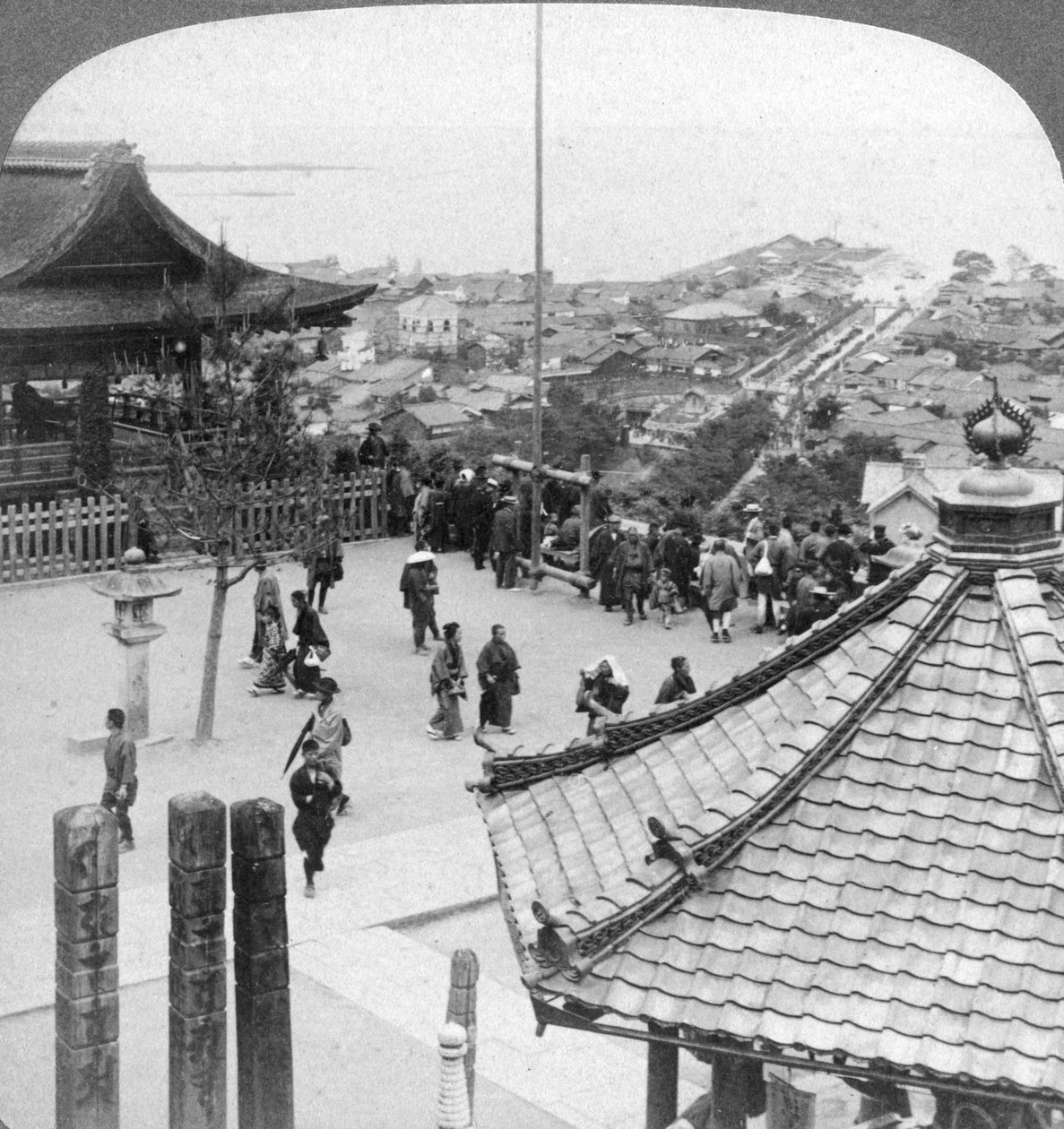النظر شرقاً من معبد ميلديرا فوق أوتسو وبحيرة بيوا ، اليابان ، 1904. بواسطة أندروود أند أندروود
