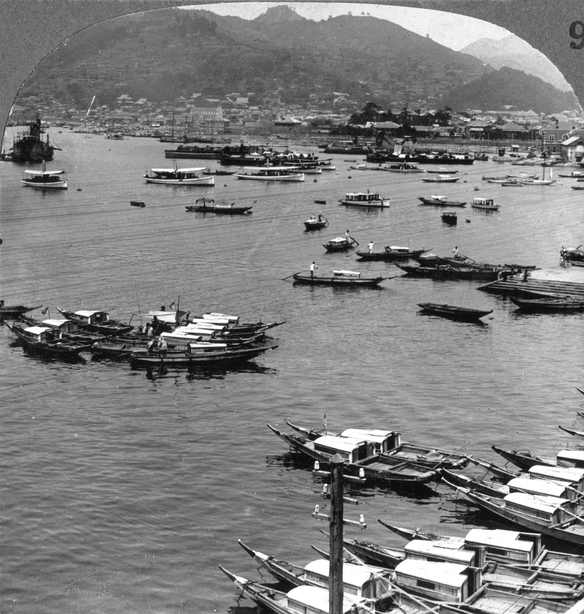 النظر شمالاً فوق السفن في ميناء ناغازاكي ، اليابان ، 1904. بواسطة أندروود أند أندروود
