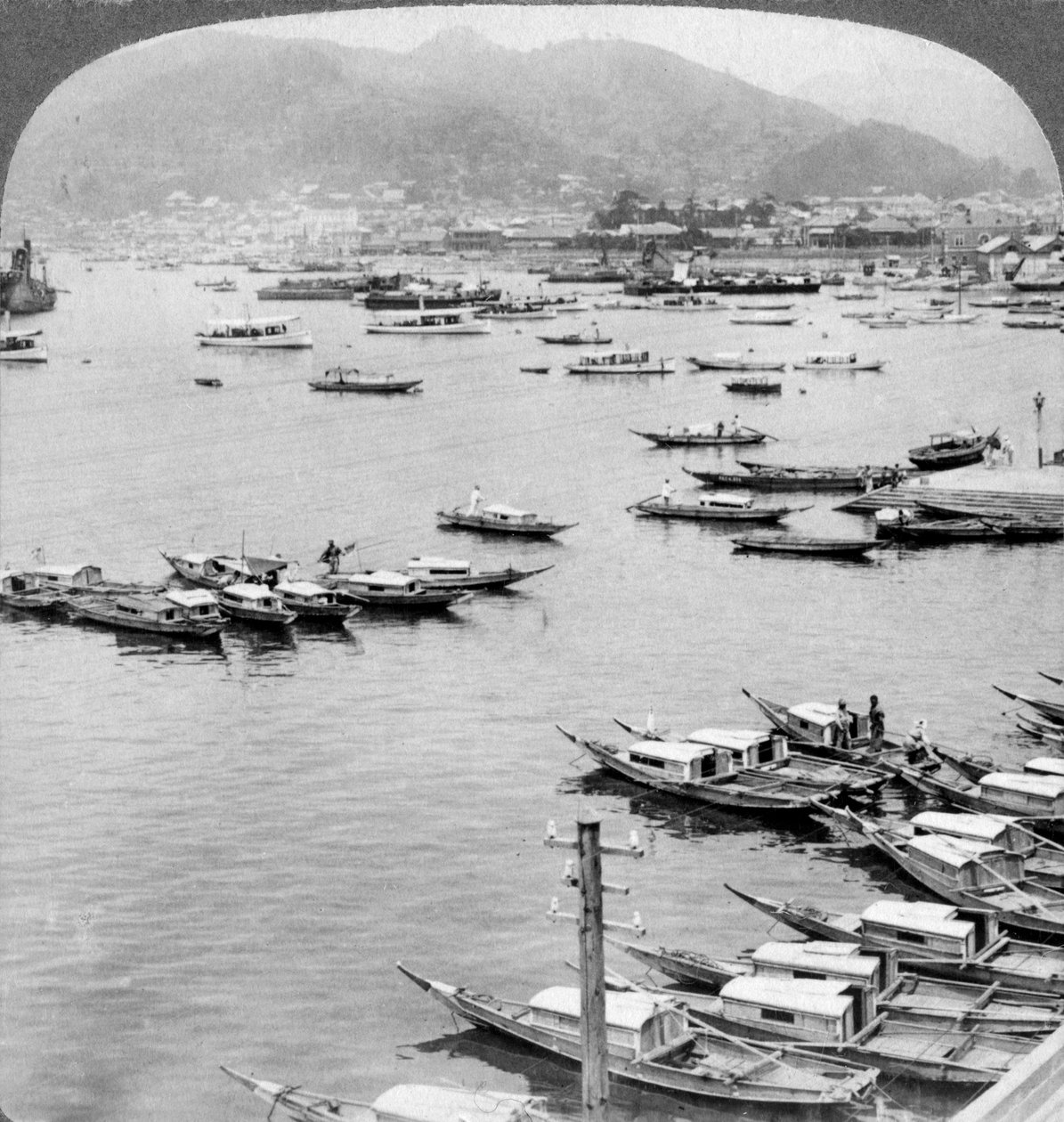 النظر شمالاً فوق السفن في ميناء ناغازاكي ، اليابان ، 1904. بواسطة أندروود أند أندروود