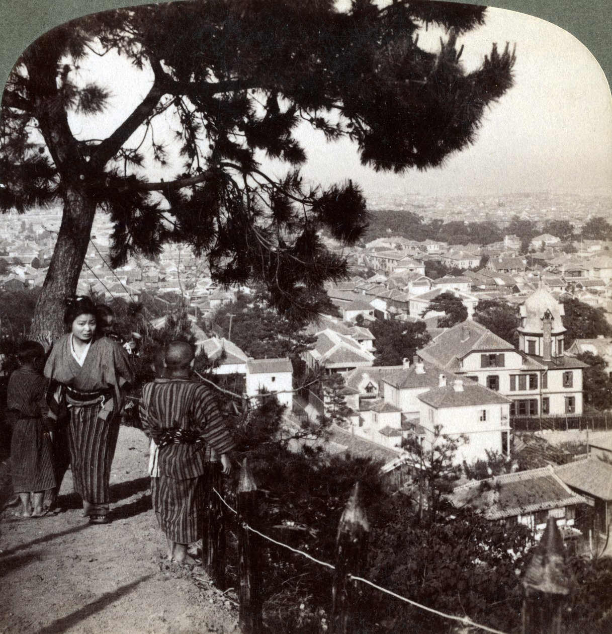 بالنظر إلى الجنوب الشرقي من مرتفعات الصنوبر المتوجة لـ Suwa-yama فوق كوبي ، اليابان ، 1904 بواسطة أندروود أند أندروود
