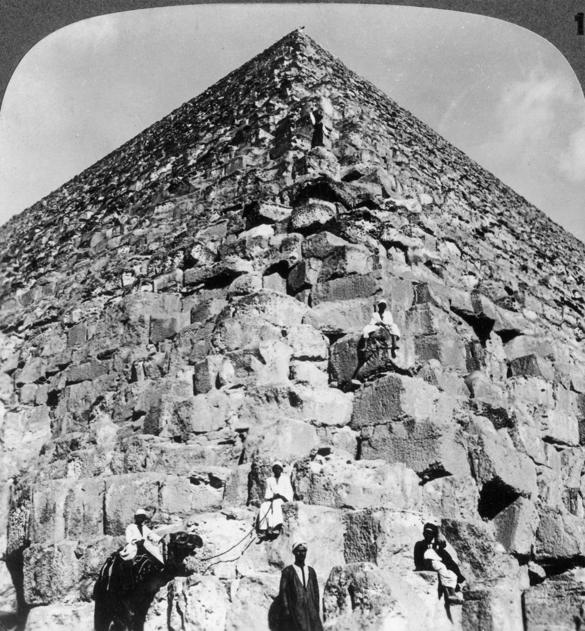 النظر إلى الزاوية الشمالية الشرقية من الهرم الأكبر ، مصر ، 1905. بواسطة أندروود أند أندروود