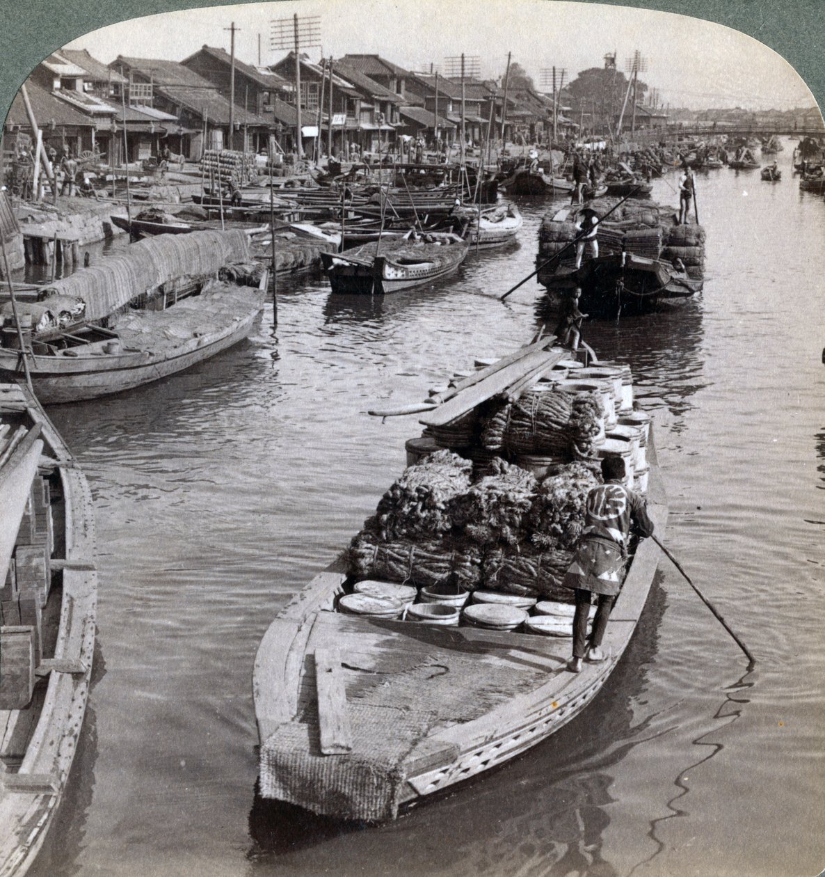بالنظر إلى الغرب من جسر نيهون باشي ، باتجاه وسط طوكيو ، اليابان ، 1904 بواسطة أندروود أند أندروود
