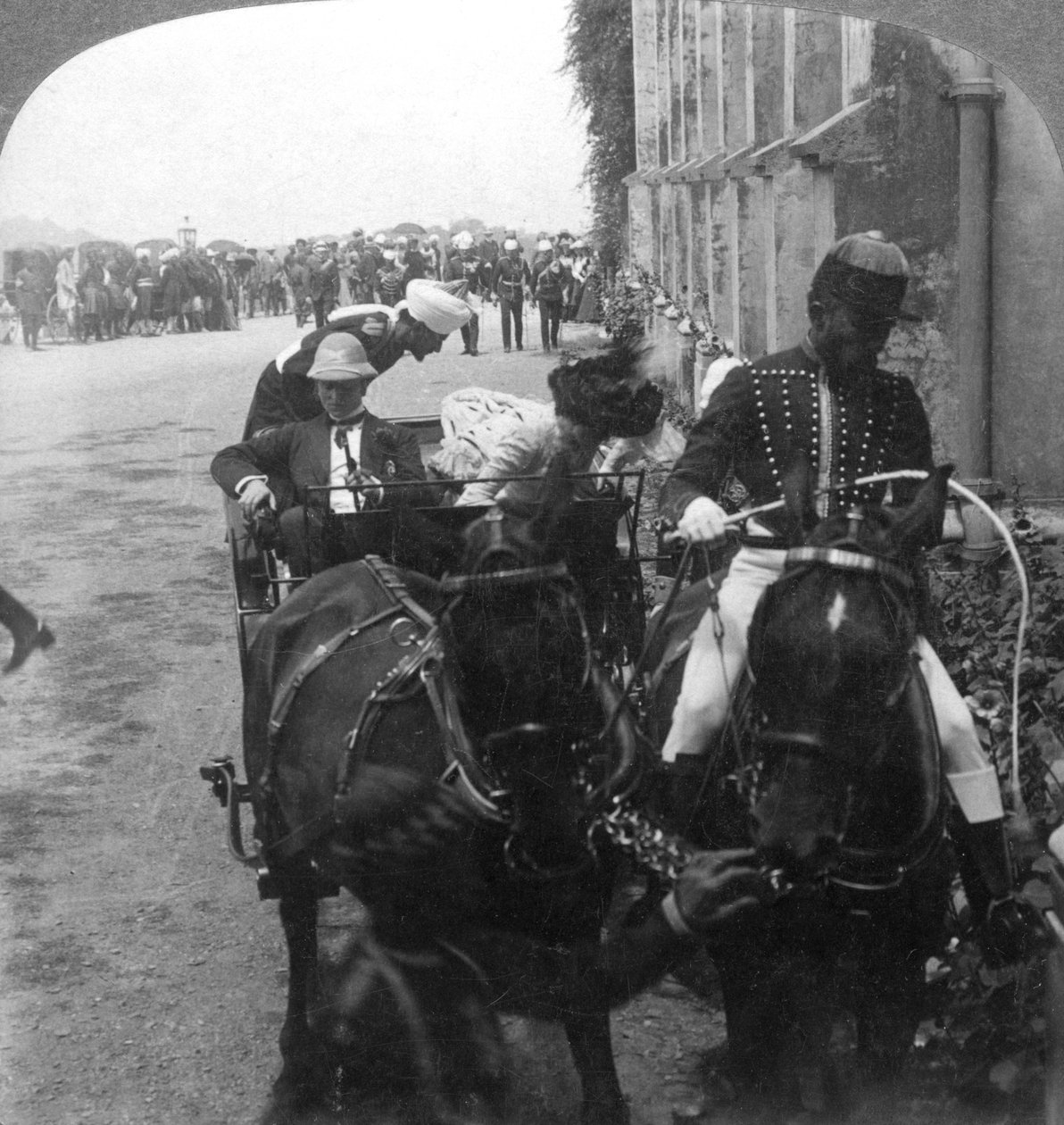 اللورد والسيدة كرزون في كنيسة المسيح ، سيملا ، الهند ، 1903. بواسطة أندروود أند أندروود