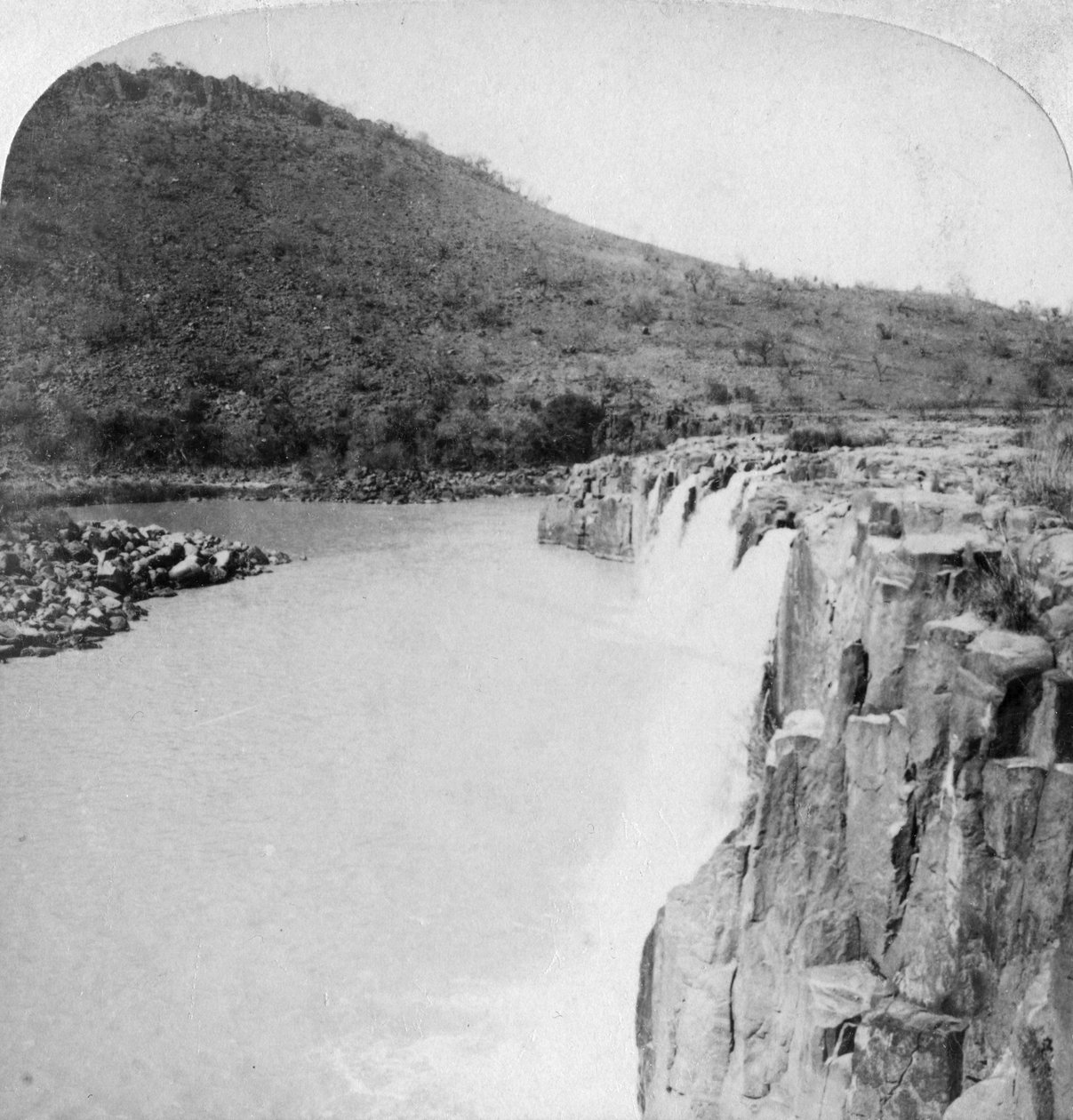 الشلالات الوسطى لنهر توجيلا من la Boer laager ، بالقرب من Colenso ، جنوب أفريقيا ، حرب البوير الثانية ، 1901 بواسطة أندروود أند أندروود