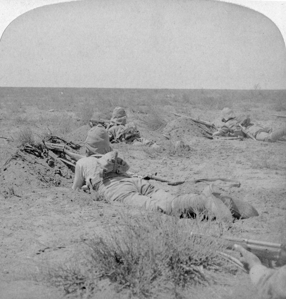 على خط القتال مع كوينز أشجع ، نهر مودر ، جنوب أفريقيا ، 1900 بواسطة أندروود أند أندروود