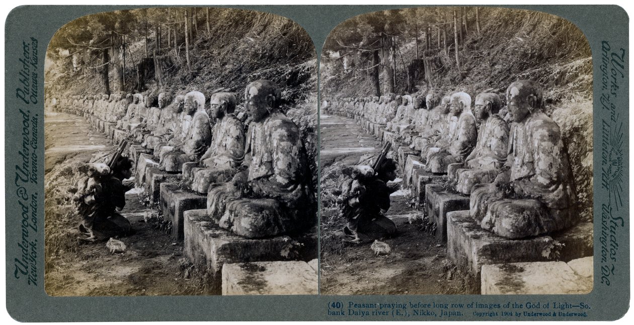 صلاة الفلاحين أمام صف من تماثيل إله النور ، نهر دايا ، نيكو ، اليابان ، 1904. بواسطة أندروود أند أندروود