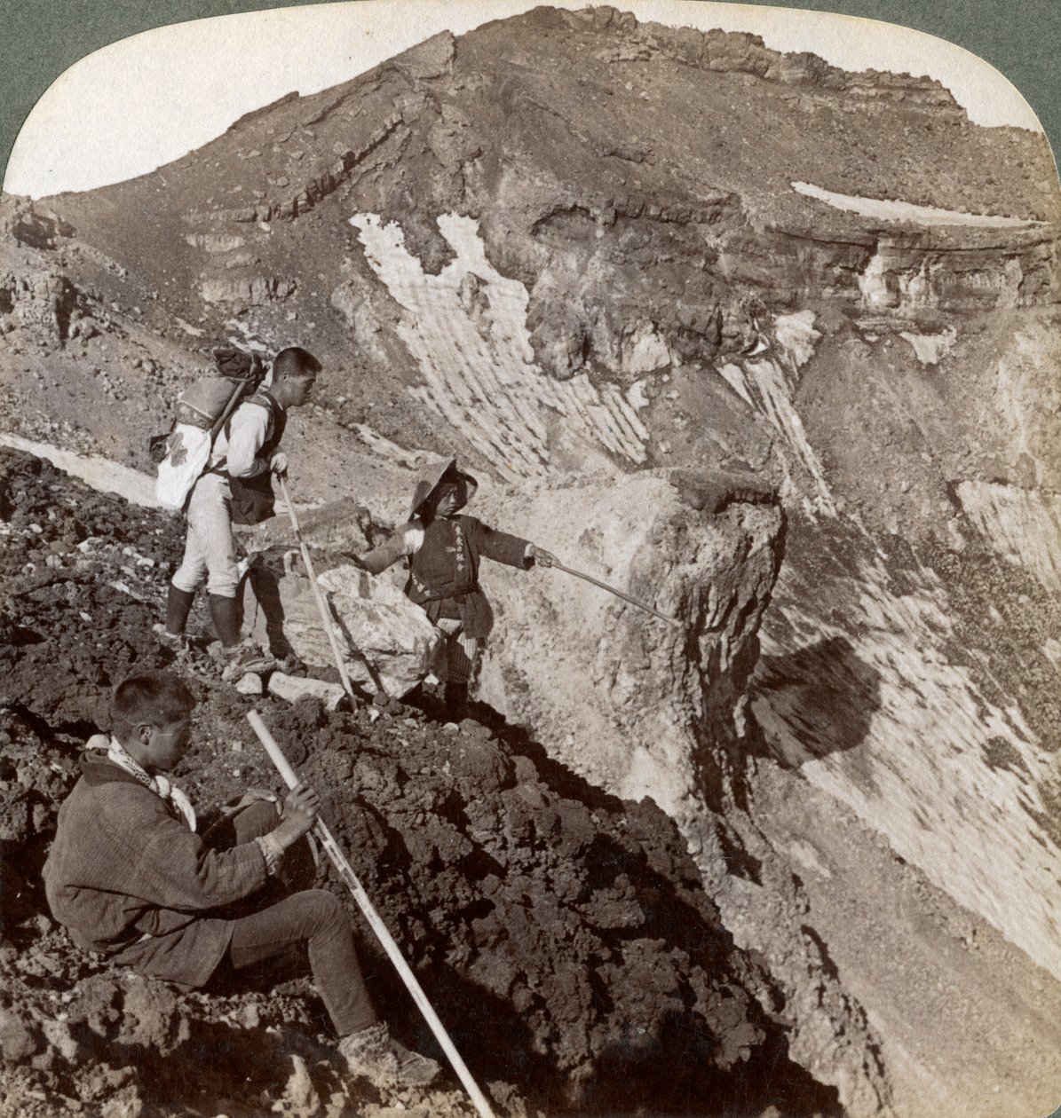 تطل النظرات من الحمم البركانية إلى أسفل فوهة بركان جبل فوجيس فوجي ياماس ، اليابان ، 1904. بواسطة أندروود أند أندروود
