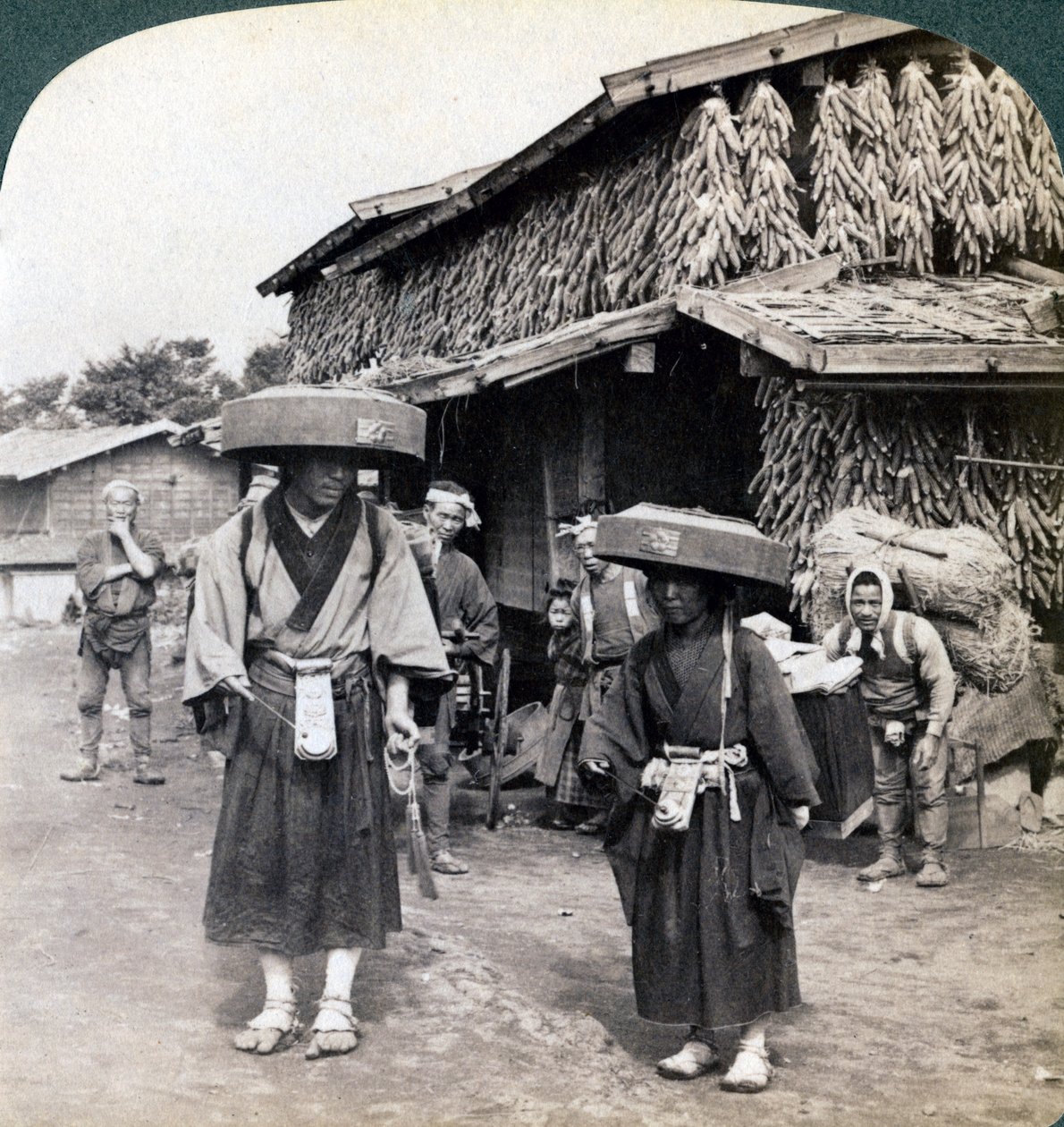 متسولون من الحجاج يضربون الصنوج الصغيرة بالقرب من بحيرة كاواجوتشي باليابان 1904 بواسطة أندروود أند أندروود