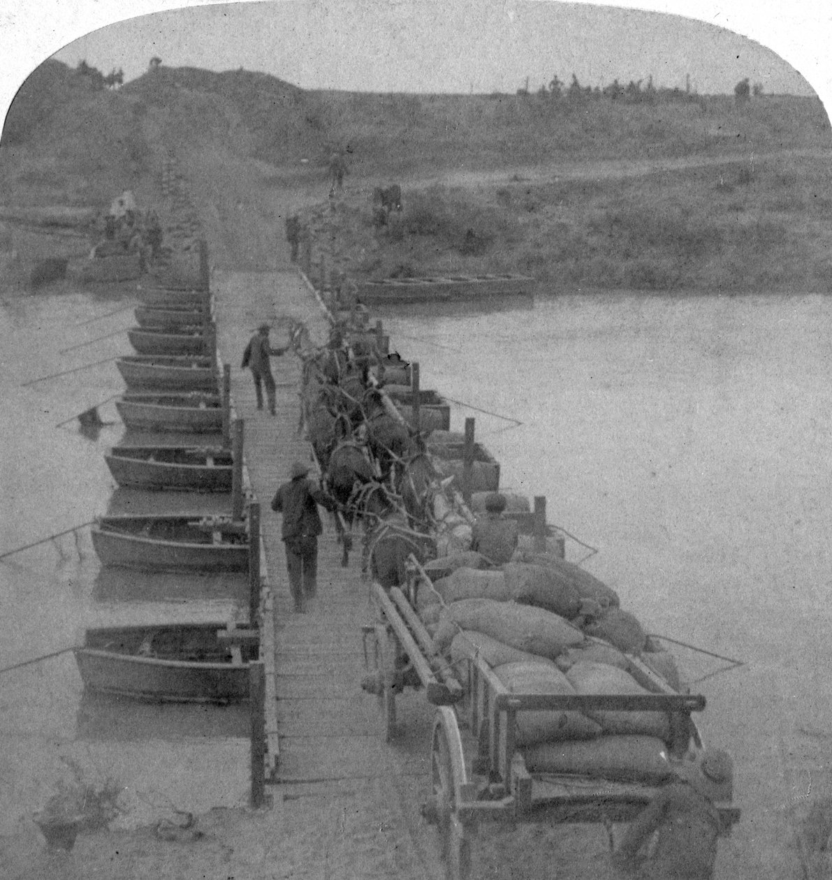 جسر عائم عبر نهر مودر ، حرب البوير ، جنوب أفريقيا ، 1900. بواسطة أندروود أند أندروود