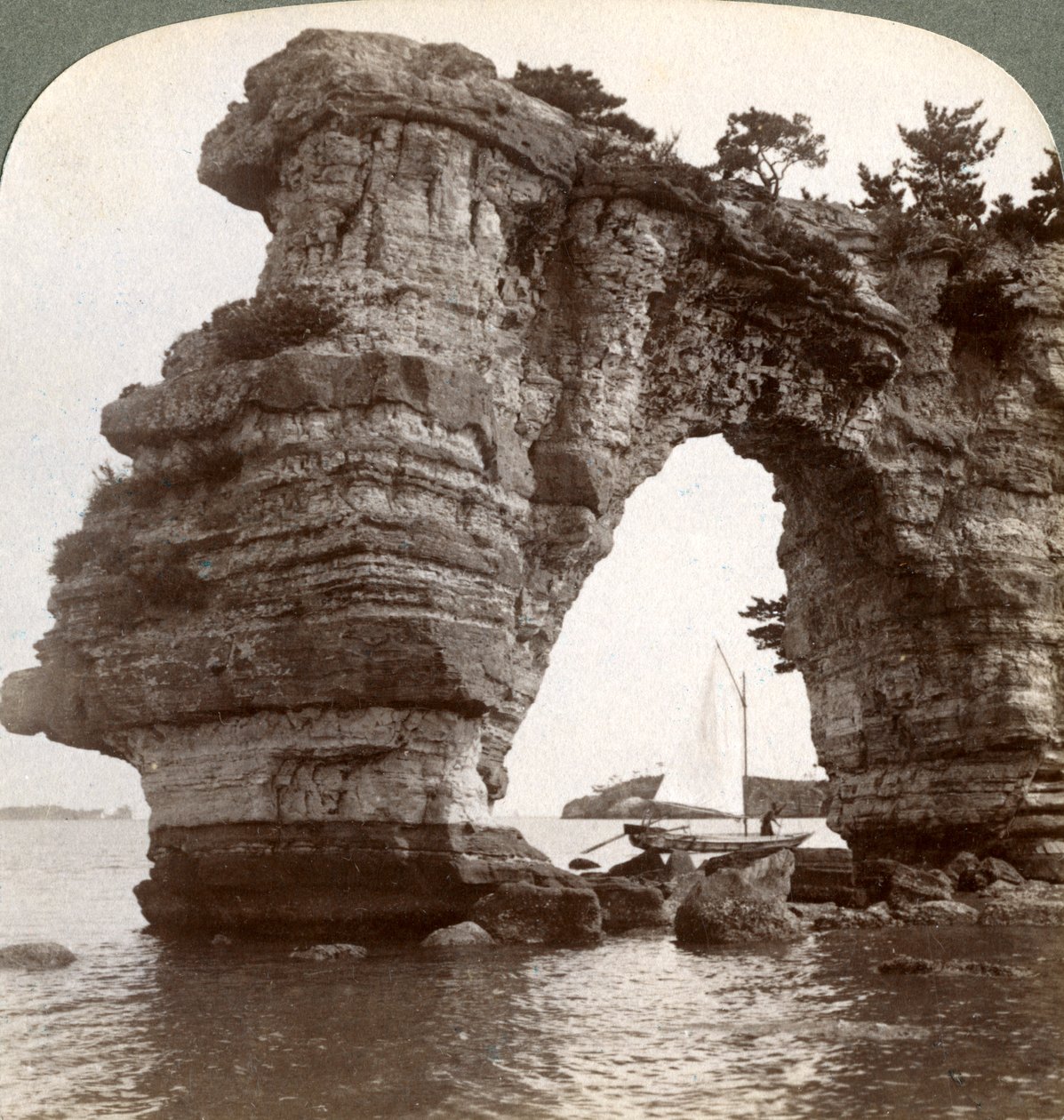 قوس صخري في خليج ماتسوشيما ، جنوب شرق اليابان ، 1904. بواسطة أندروود أند أندروود
