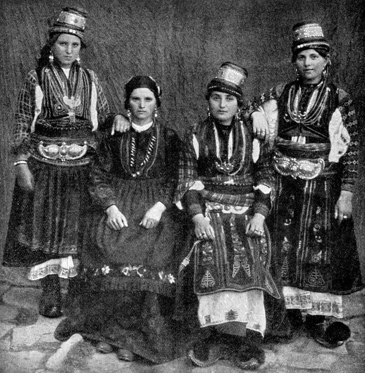 نساء روماني ، ألبانيا ، 1922. بواسطة أندروود أند أندروود