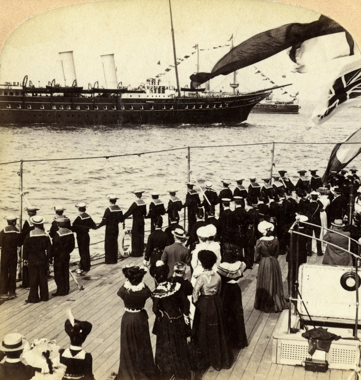 يخت ملكي يمر على سفينة حربية HMS Nile ، Coronation Review ، Spithead ، Hampshire ، 1902. بواسطة أندروود أند أندروود
