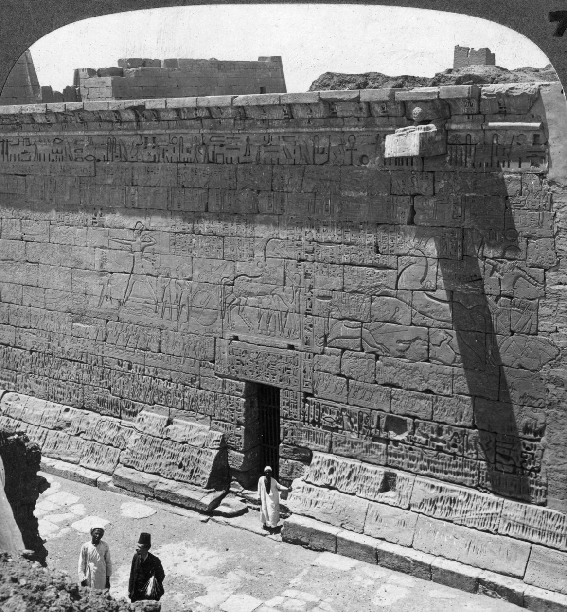 مشاهد المعركة والمطاردة المنحوتة على جدار في مدينة هابو ، طيبة ، مصر ، 1905. بواسطة أندروود أند أندروود