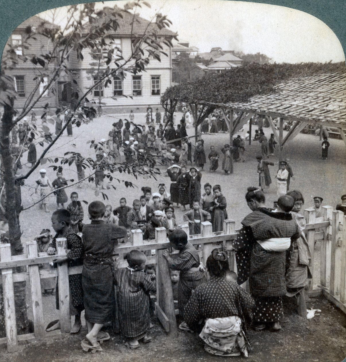 مدرسة وأرض ، يوكوهاما ، اليابان ، 1904 بواسطة أندروود أند أندروود