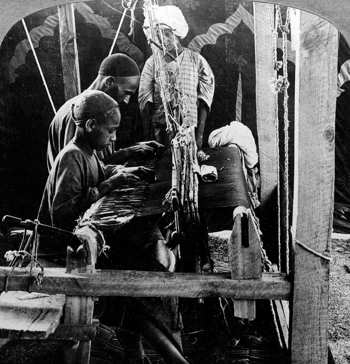 النساجون شال ، كشمير ، الهند ، ج 1900. بواسطة أندروود أند أندروود