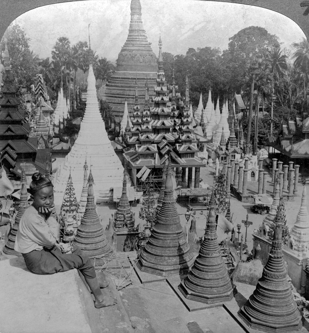 معبد شويداغون ، رانغون ، بورما ، ج 1900. بواسطة أندروود أند أندروود