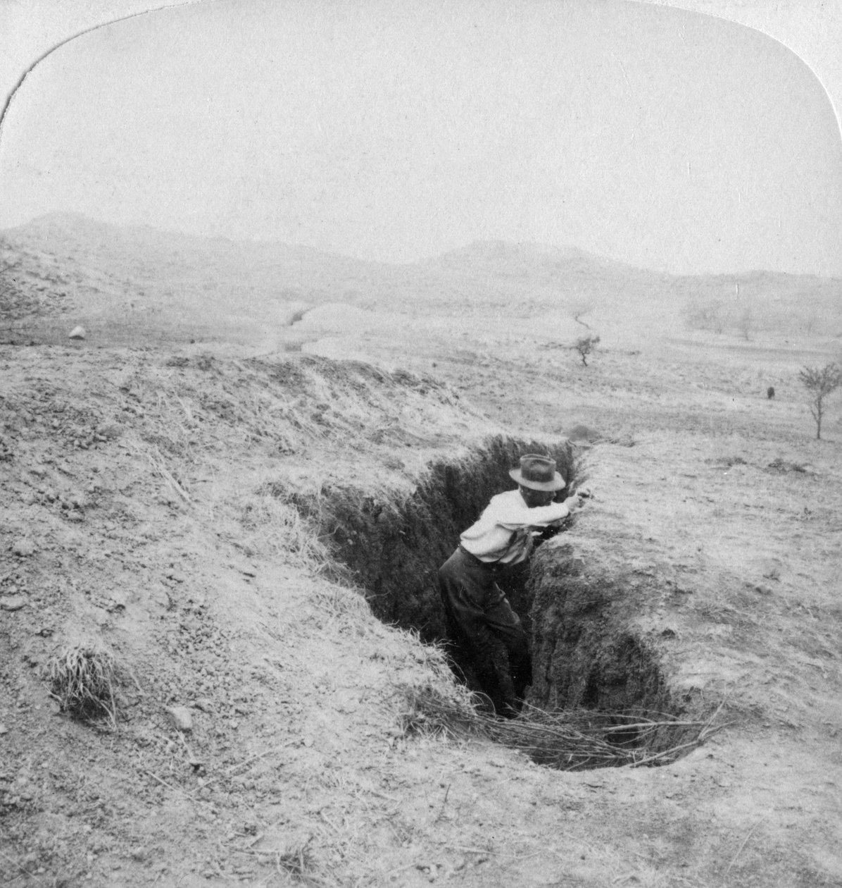 منظر جانبي لخندق Boer عند سفح تل Hlangwane ، جنوب أفريقيا ، 1901 بواسطة أندروود أند أندروود