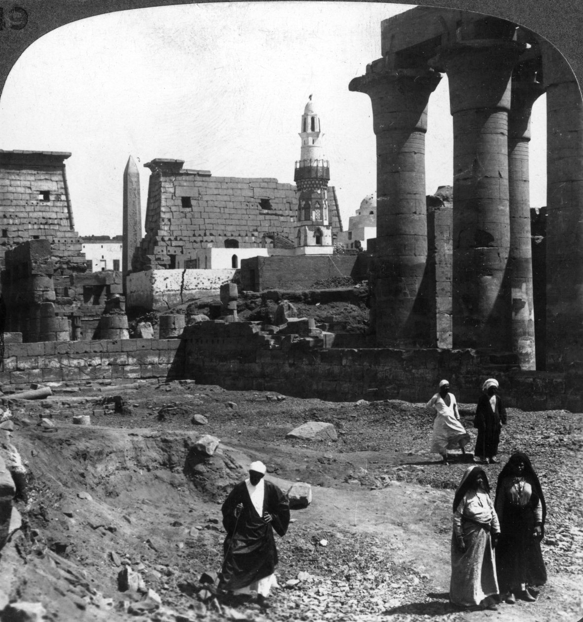المسجد الإسلامي في بلاط معبد الأقصر ، طيبة ، مصر ، 1905. بواسطة أندروود أند أندروود