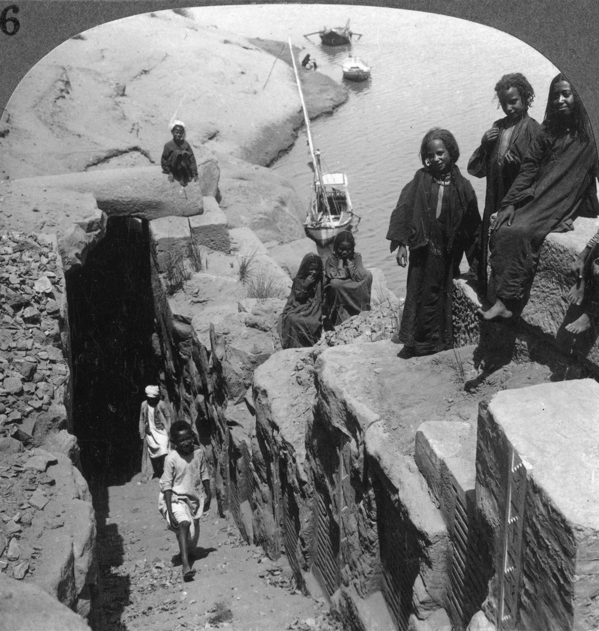 مقياس النيل لقياس الغمر في الشلال الأول ، مصر ، 1905. بواسطة أندروود أند أندروود